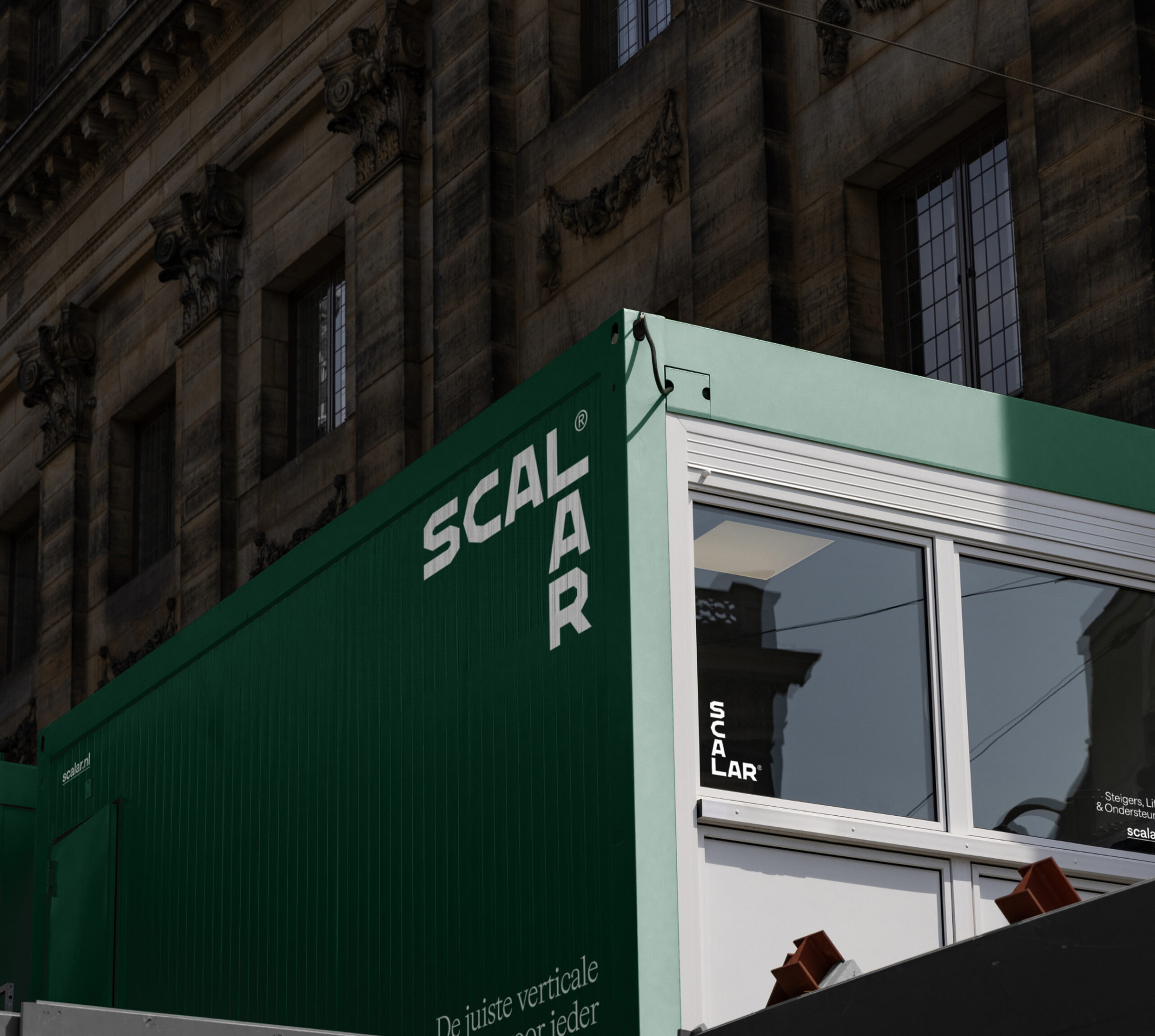 Scalar-banner-keet